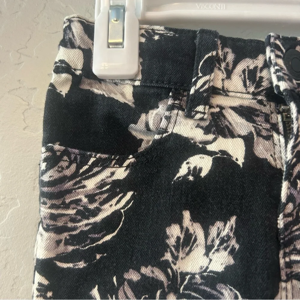 ⭐️Baby Gap black and white floral denim leggings size 4 years